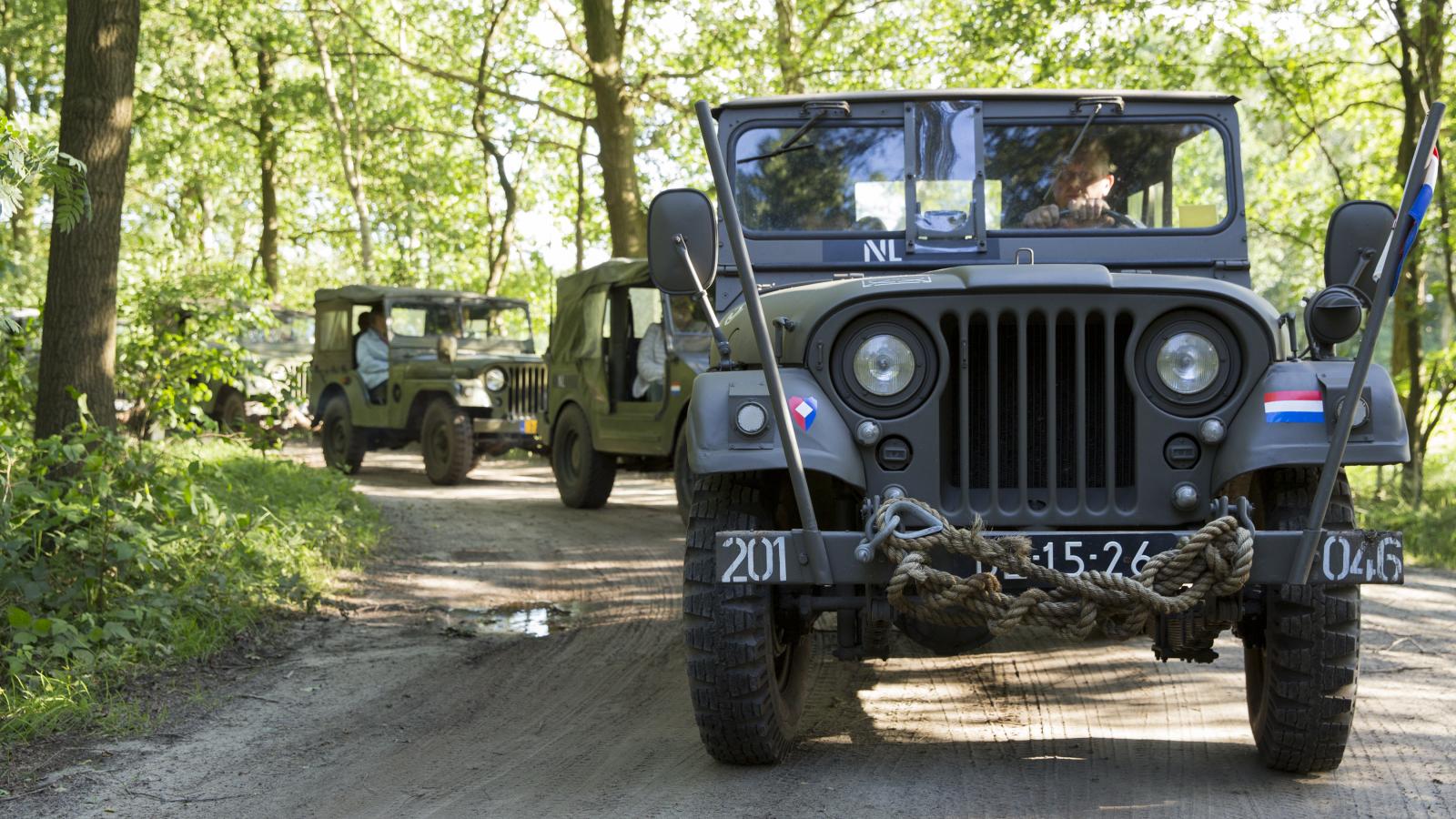 vrijgezellenfeest in limburg op pad in een legerjeep