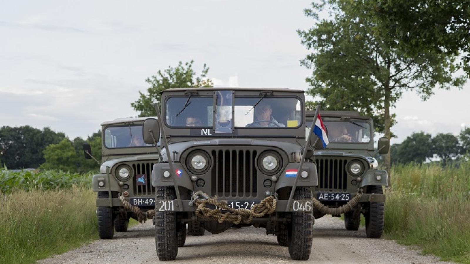 groepsuitje met een legerjeep
